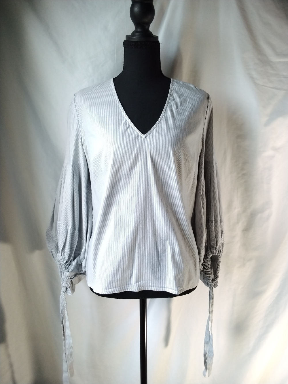Alex Marie Light Gray V-Neck Balloon Sleeve Tunic